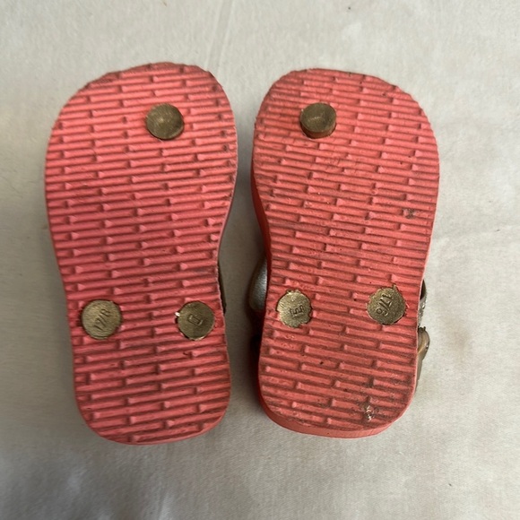 Havaianas Pink and Gold Flip Flops with Floral Pattern - Picture 5 of 5